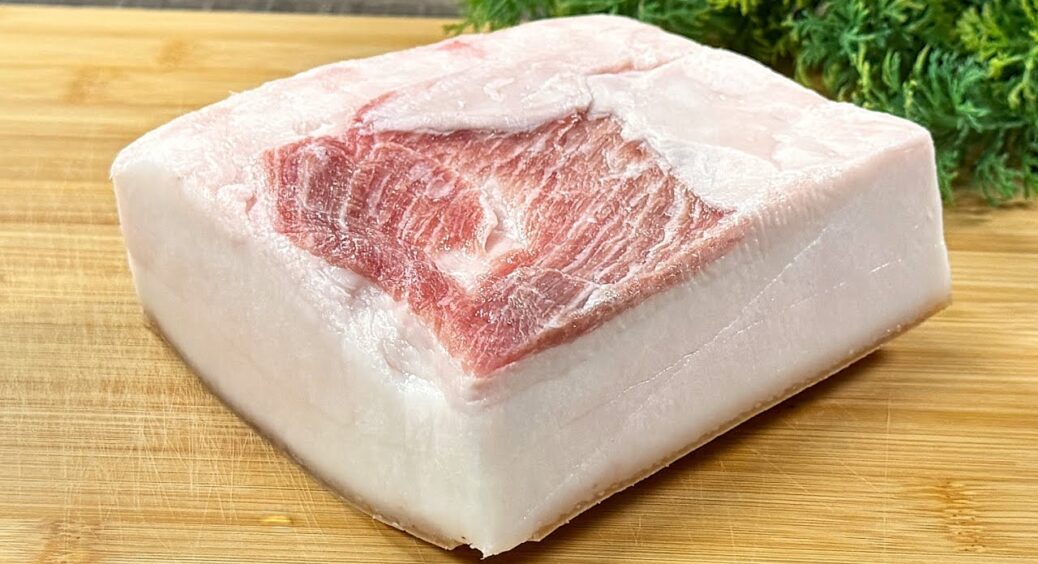 Вже 20 років готую так сало – смакує на всі 300: мариную в цьому і красиво подаю до столу 