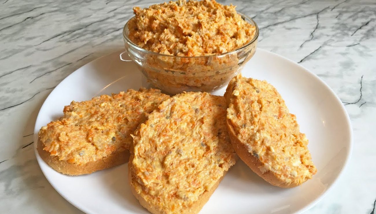 Кулінари розповіли, що додати в намазку з плавлених сирків для покращення смаку