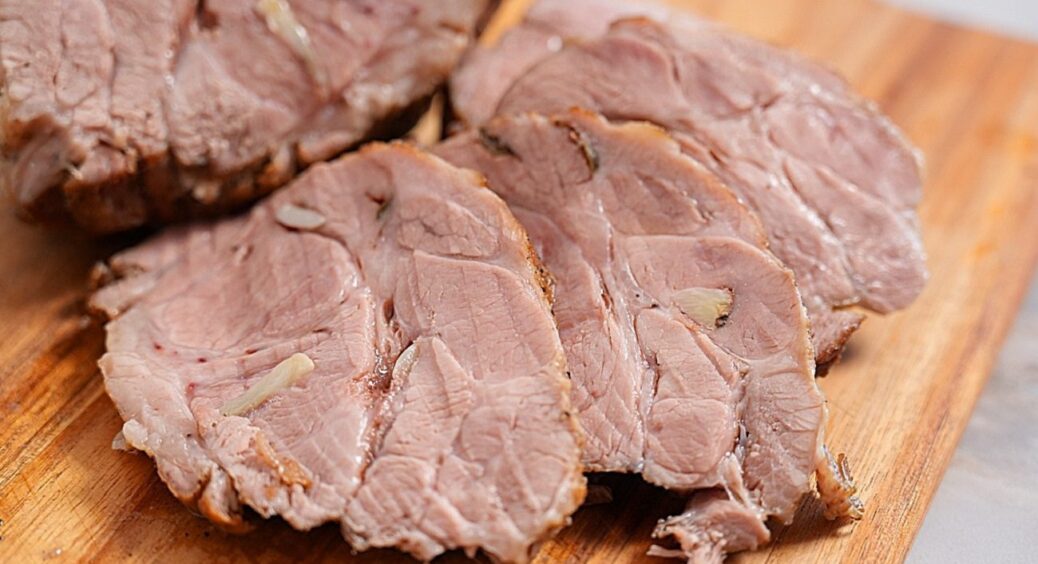 Новорічна буженина без духовки, яка тане у роті: мій фірмовий рецепт, від якого всі в захваті 