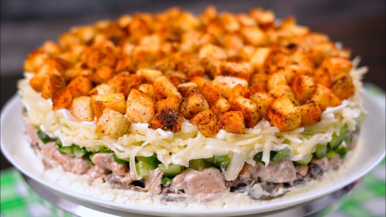 Рецепт нового новорічного салату з куркою і грибами