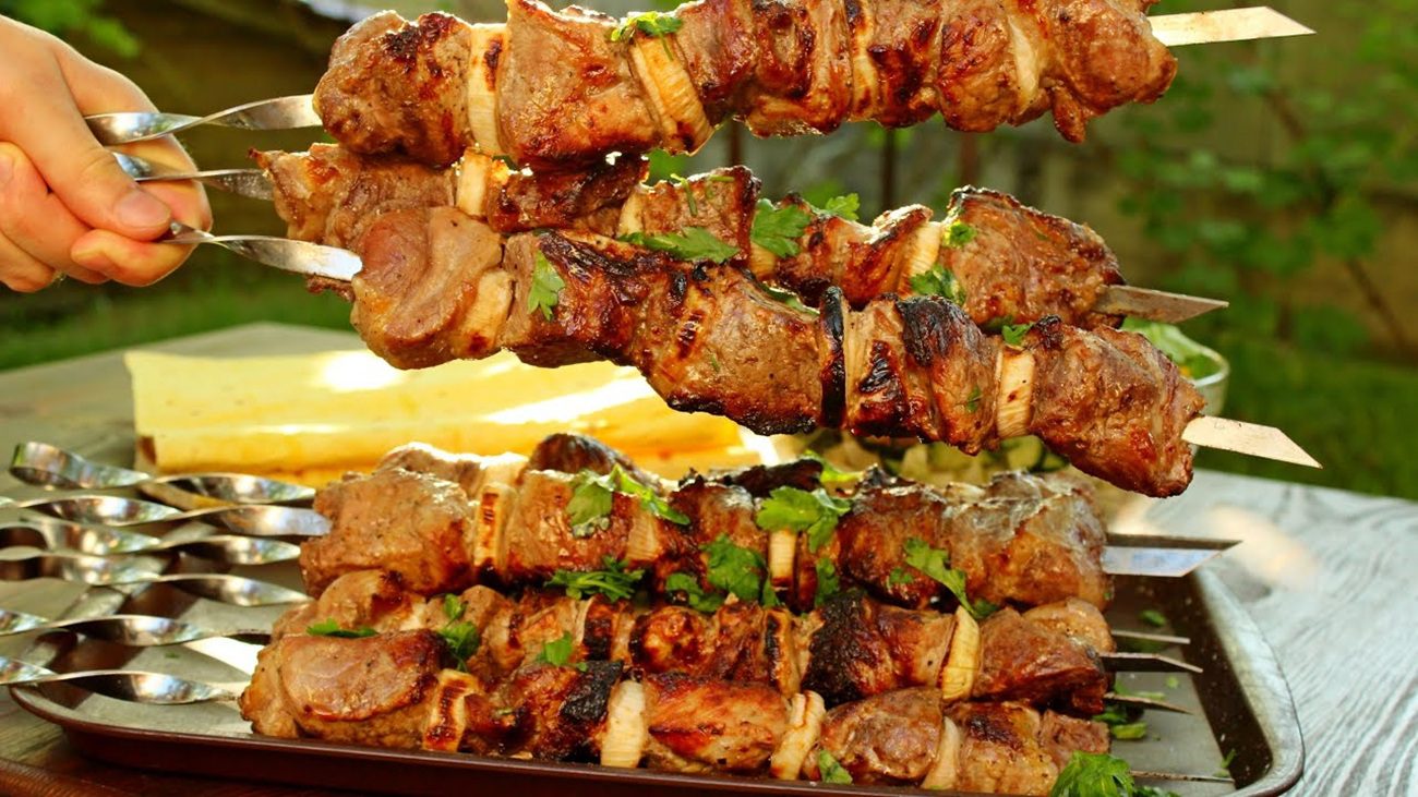 Кулінари розповіли, як приготувати шашлик у духовці з ароматом диму