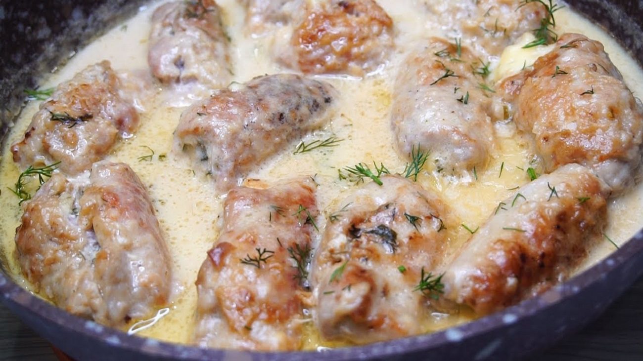 Рецепт соковитих м'ясних рулетиків у сметанно-часниковому соусі