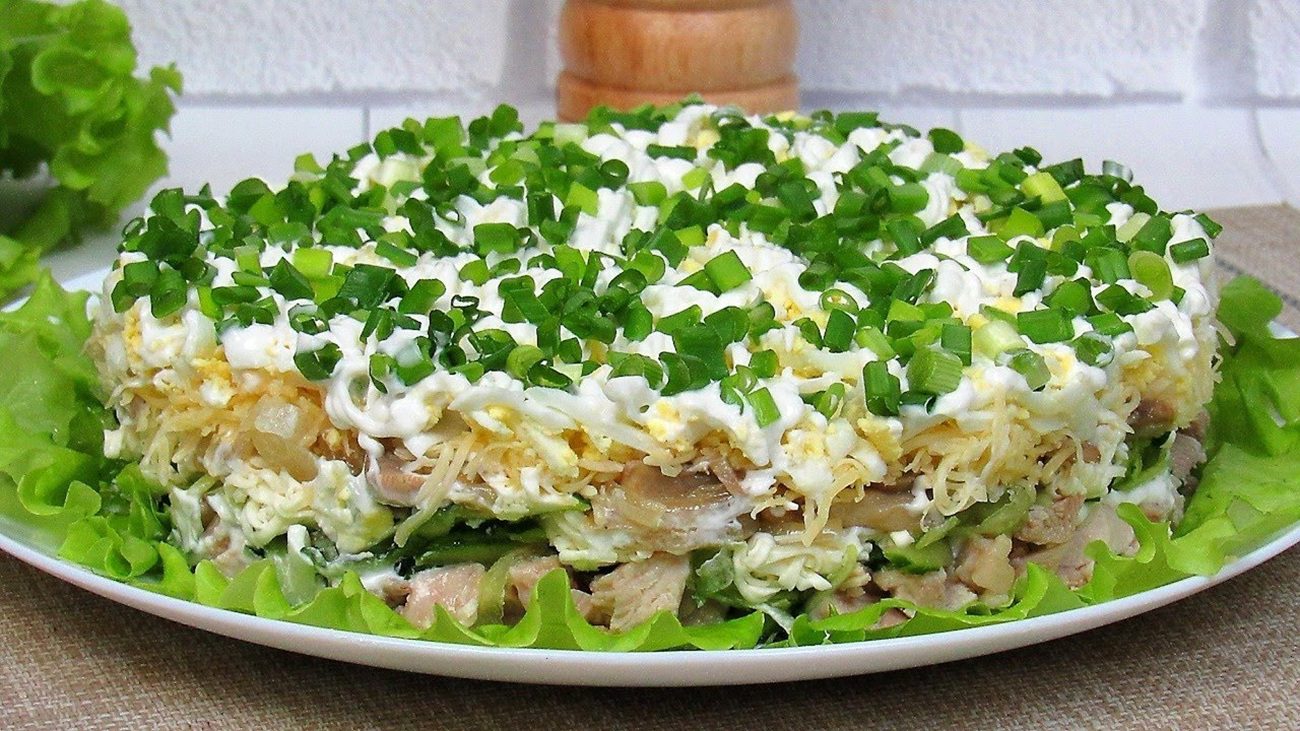 Рецепт смачного святкового салату з куркою та плавленим сиром