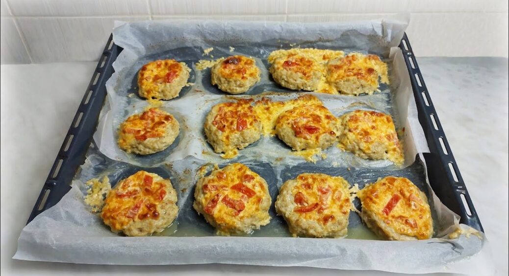 Що приготувати на обід з жмені фаршу: гнізда під сирною шапкою і ще з 2 смачними інгредієнтами 