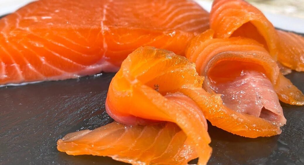 Ця солона червона риба — ідеальна і на бутерброди, і в салат: спробуйте перед Новим роком 2026 