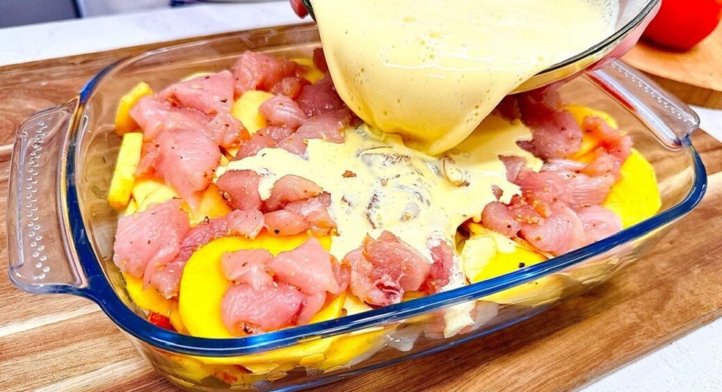 Вечеря на всю родину в духовці за 30 хвилин: 500 г картоплі та 700 г курки, а така смакота! 