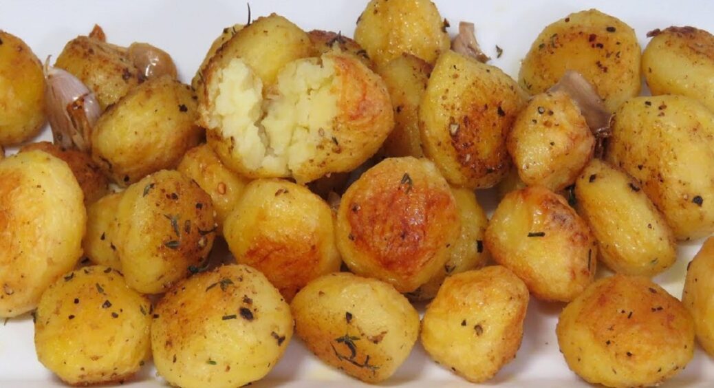Всі сусіди збігаються на запах: запікаю картоплю за рецептом бабусі, додаючи 2 секретні спеції 