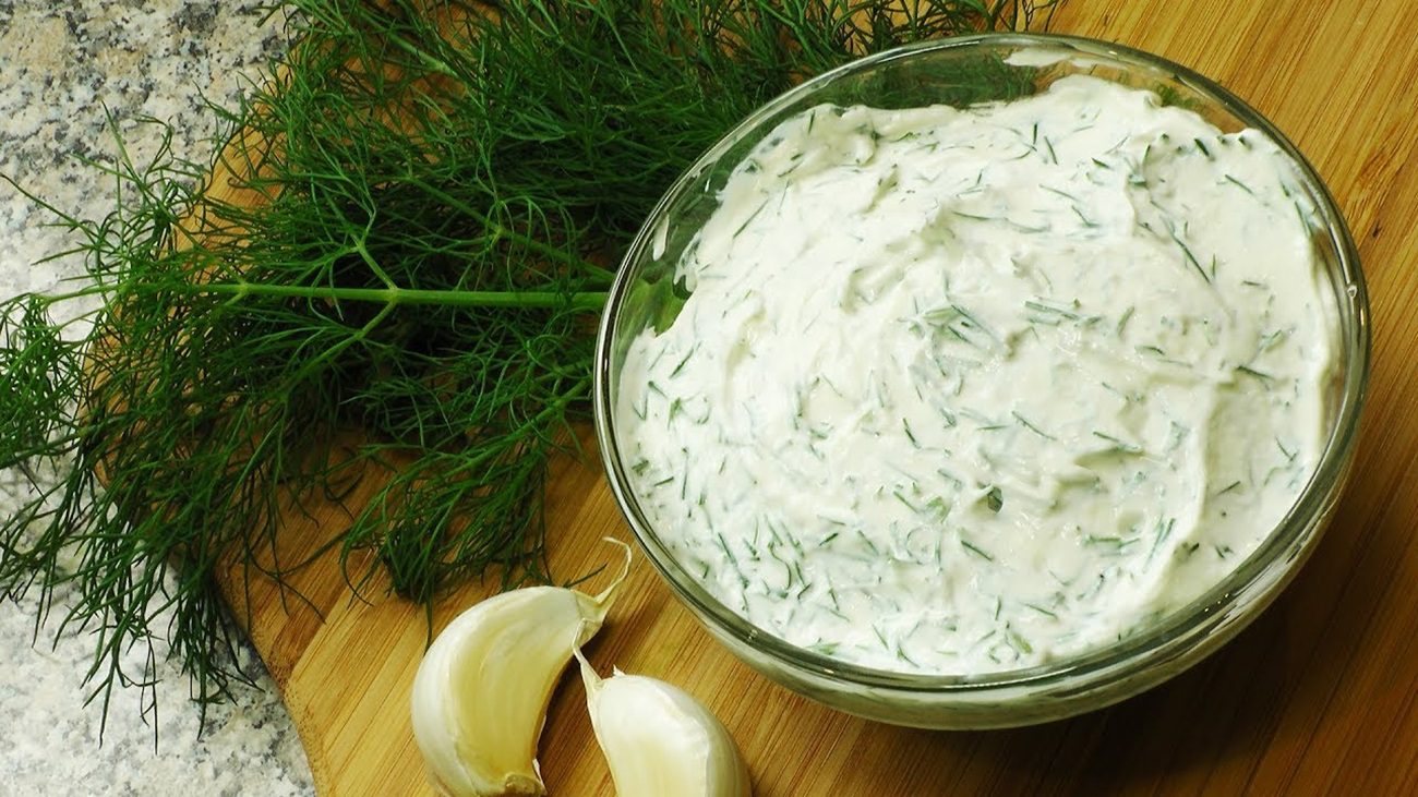 Кулінари розповіли рецепт сметанного соусу, який замінює майонез