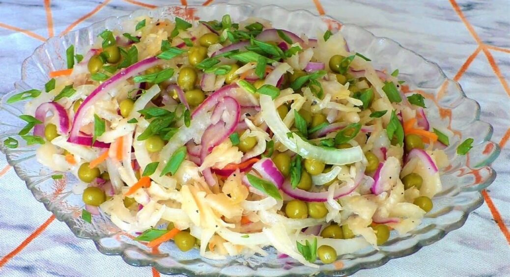 Всі шукають цей рецепт: салат “Похмільний” із квашеною капустою — ставить на ноги за 15 хвилин 