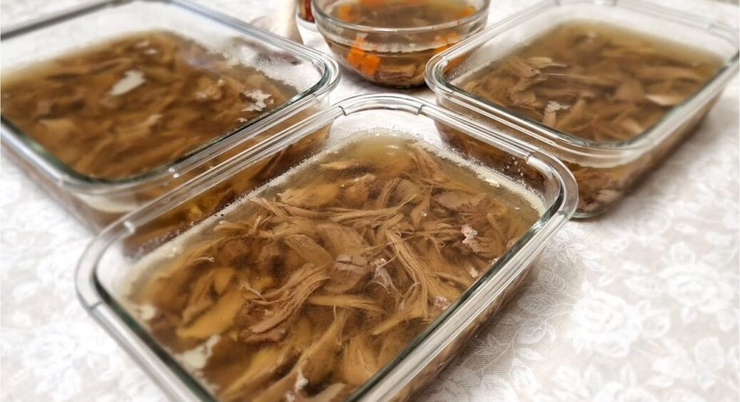 Закарпатські господині ніколи НЕ кладуть це у холодець: 2 помилки, через які бульйон мутніє 