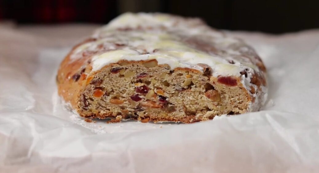 Печіть зараз, якщо хочете бути з традиційною випічкою на Різдво! Цей Штолен виходить у всіх 