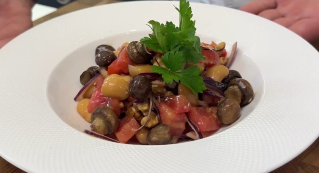 Це щось новеньке! Рецепт святкового салату з грибами, але не “Поляна” – у 1000 разів смачніший 