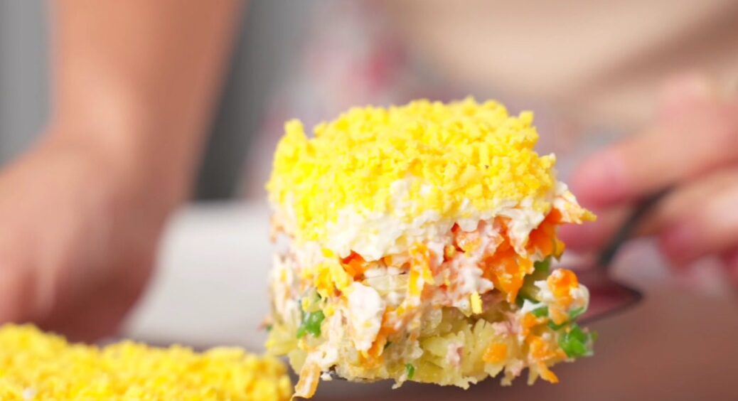 Виглядає, як Мімоза, але смачніше у 1000 разів: новий салат на Новий рік – недорогий і красивий 