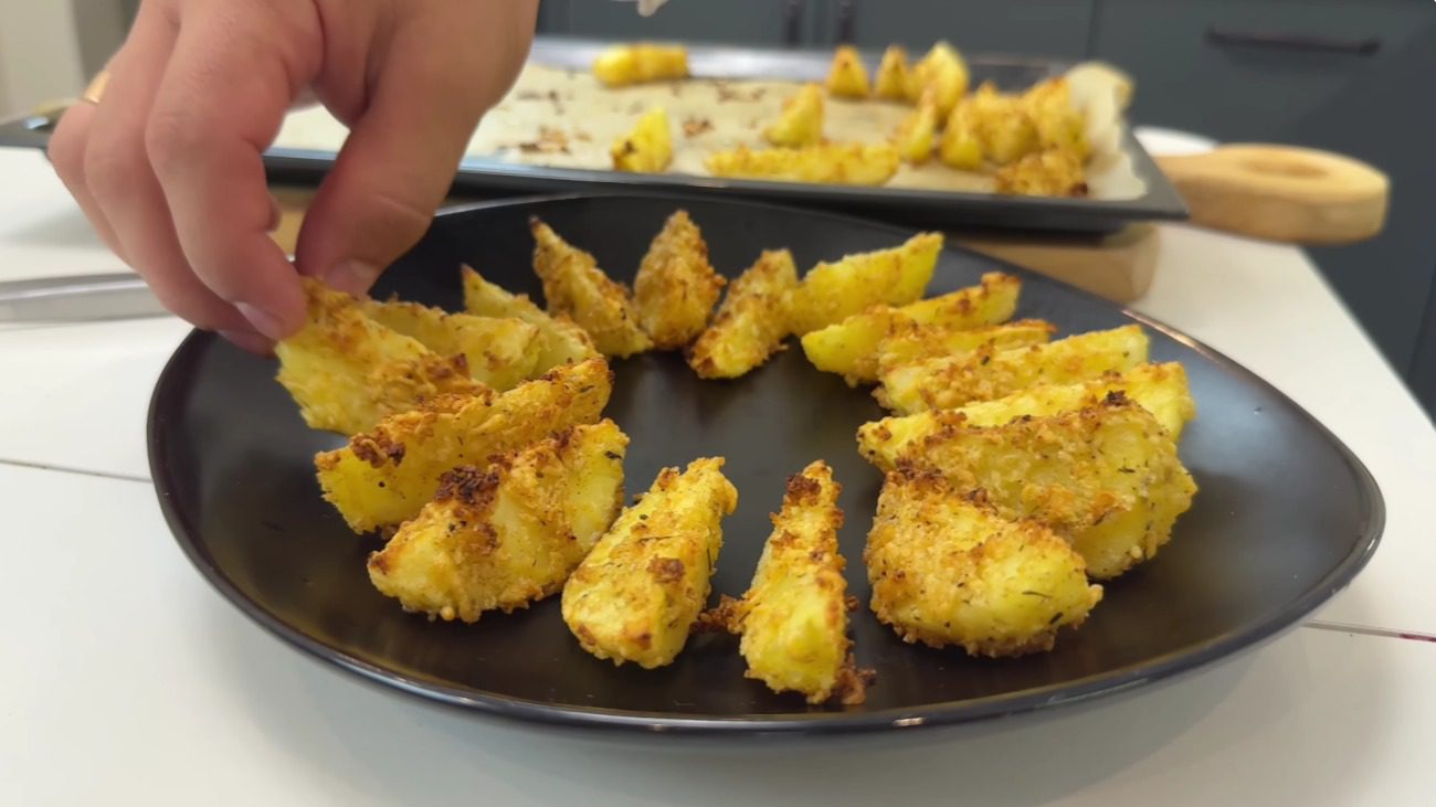 Рецепт хрусткої картоплі в незвичайній паніровці для великої родини
