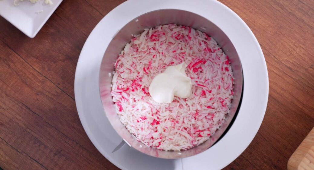 Забудьте про старий Крабовий салат: ось новий на Різдво та Новий Рік 2026 з тих же продуктів 