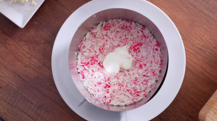 Рецепт нового Крабового салату на Різдво та Новий рік із знайомих продуктів