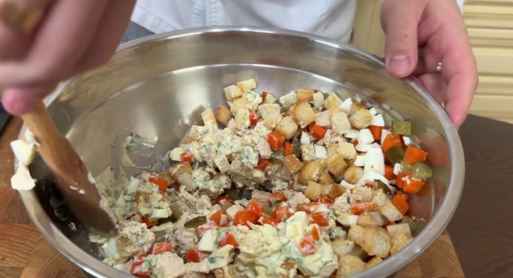 Схоже на Олів’є, але є нюанси: несподівана заміна інгредієнтів і виходить новий салат Мрія 