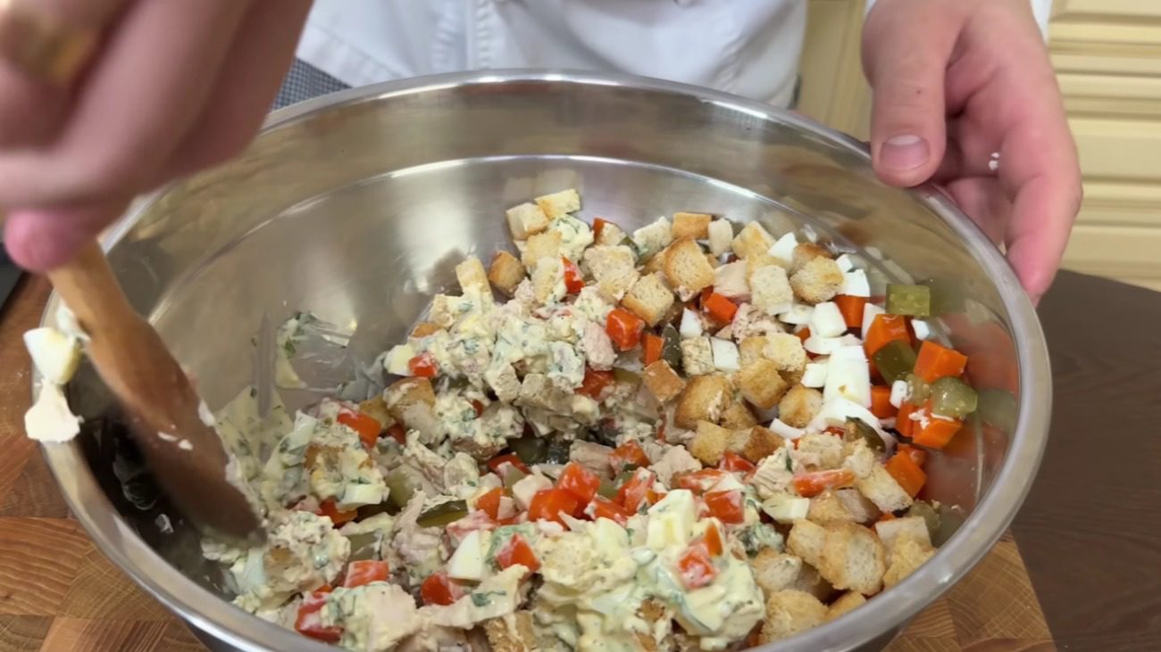 Новий новорічний салат за 10 хвилин: несподівана заміна інгредієнтів