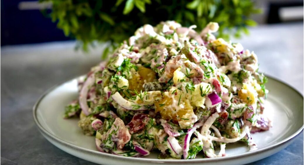 Картопля + бекон + цибуля: новий новорічний салат без майонезу — просто, бюджетно і смачно! 