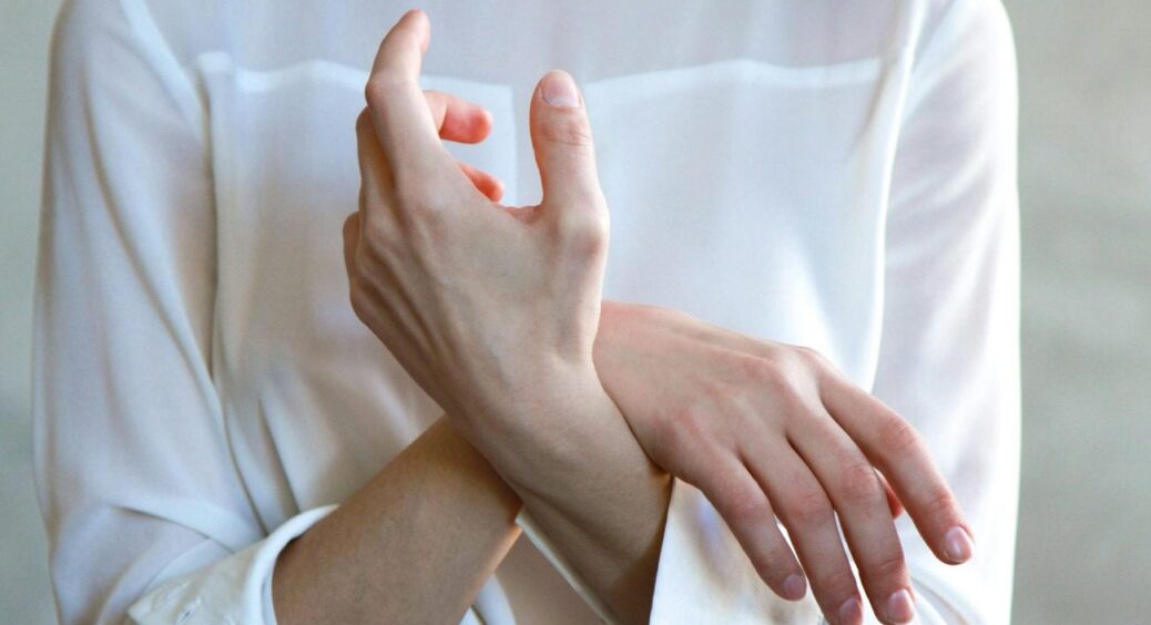 Були білі, а стали білосніжні: знаю 1 секрет для бездоганних сорочок від покоївок з Туреччини 