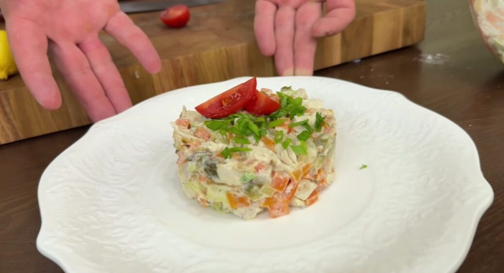 Навіщо класти тонну Майонезу в Олів’є, коли є ЦЕЙ смачний салат з куркою та новою заправкою 