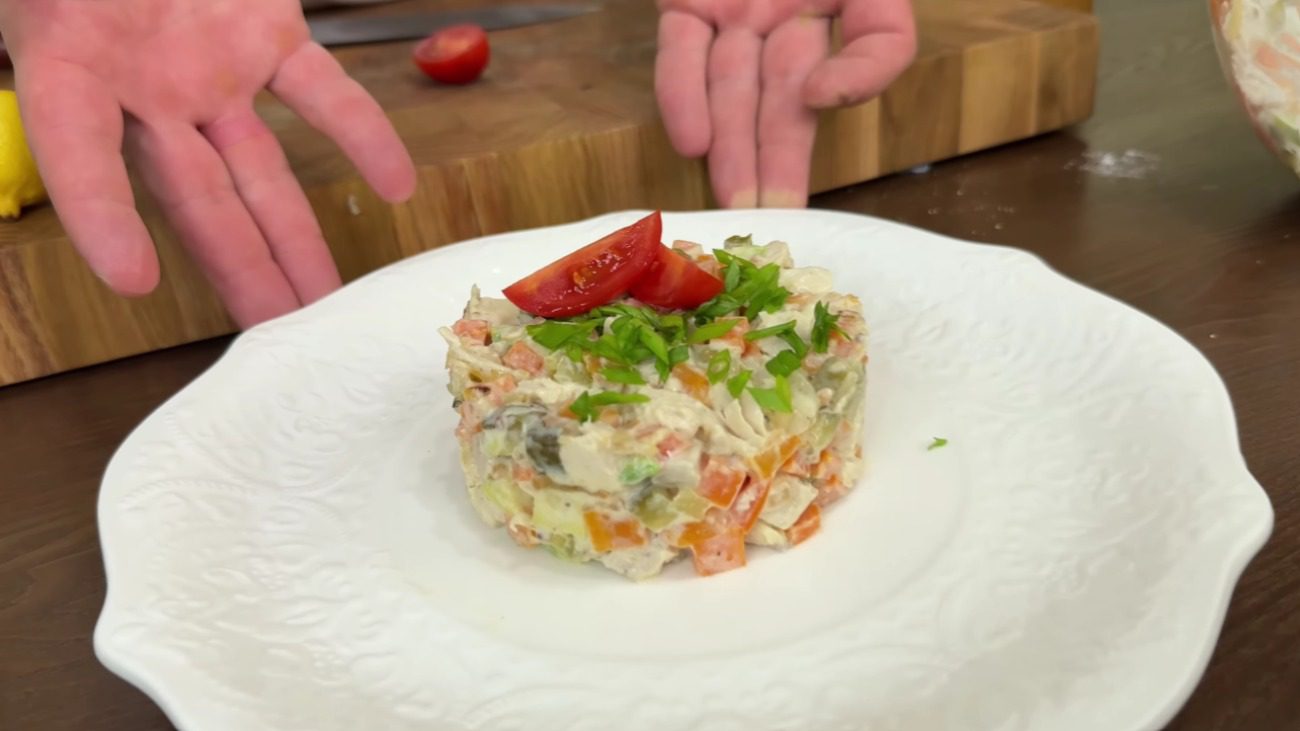 Рецепт святкового салату з курки та маринованих огірків без майонезу