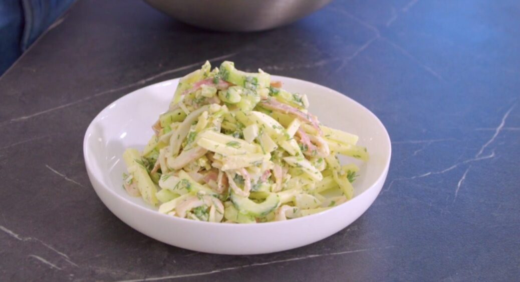Замість набридливих крабових: цей салат з кальмарами та яблуком стане хітом на Новий рік 2026 