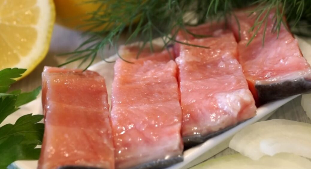 Беру банку та горбушу — отримую рибу для новорічного столу: сьомга та форель поруч не стояли 