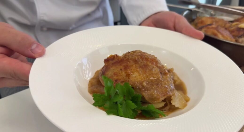 Зараз саме час! Курка, яку варто приготувати хоча б 1 раз у житті! А потім вже не зупинитися 