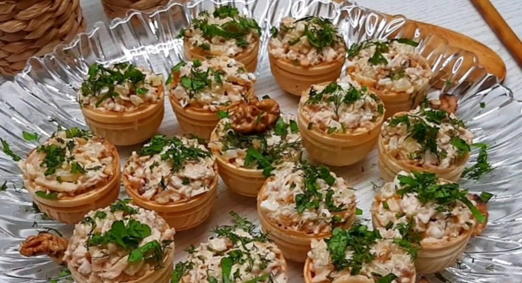 Тарталетки з куркою, ананасом та помідорами: смачна святкова закуска за 10 хвилин 