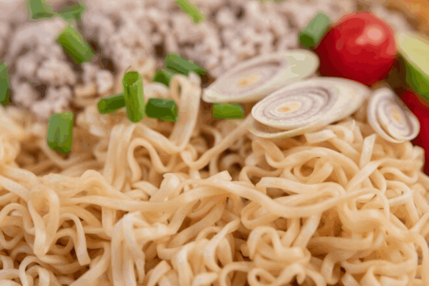 Кулінари розповіли, як зробити локшину швидкого приготування смачною