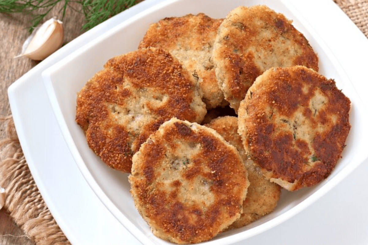 Кулінари розповіли, як приготувати соковиті котлети без хліба та яєць