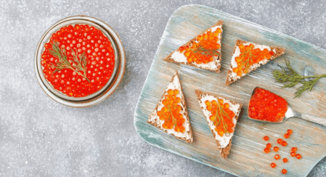 Не тарталетки і не канапе: ця закуска з червоної ікри розлетиться за 5 хв з новорічного столу 