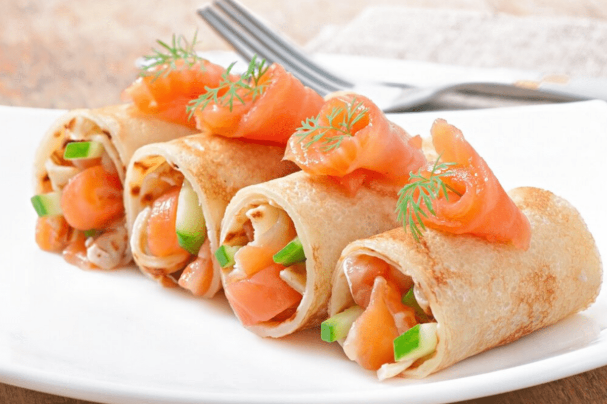 Кулінари розповіли, як приготувати тонкі млинці з лососем та крем-сиром