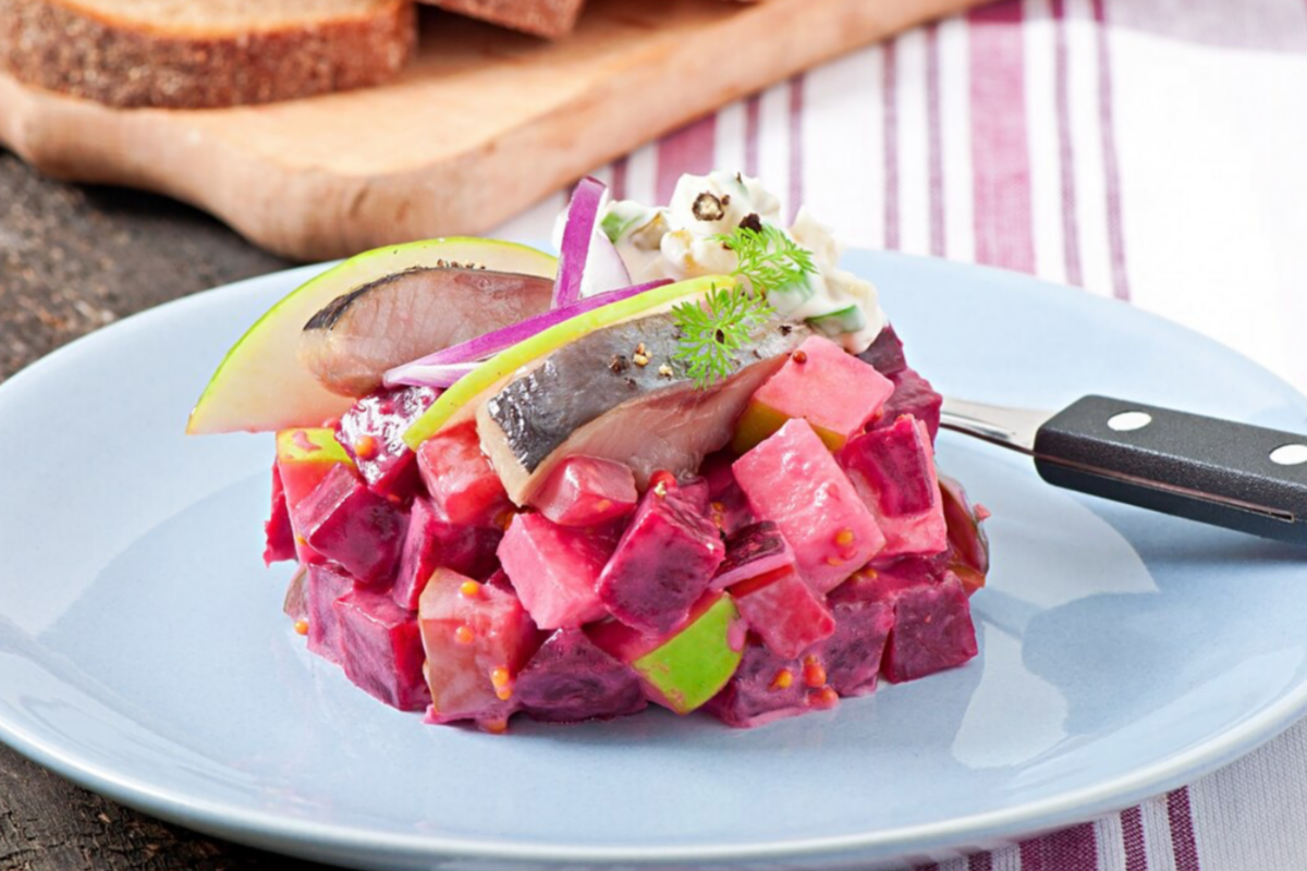 Кулінари поділились рецептом салату з оселедця на заміну Шубі