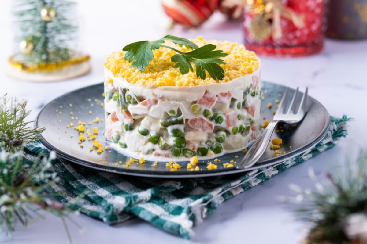 Кулінари розповіли, як перетворити залишки новорічних салатів на нові страви