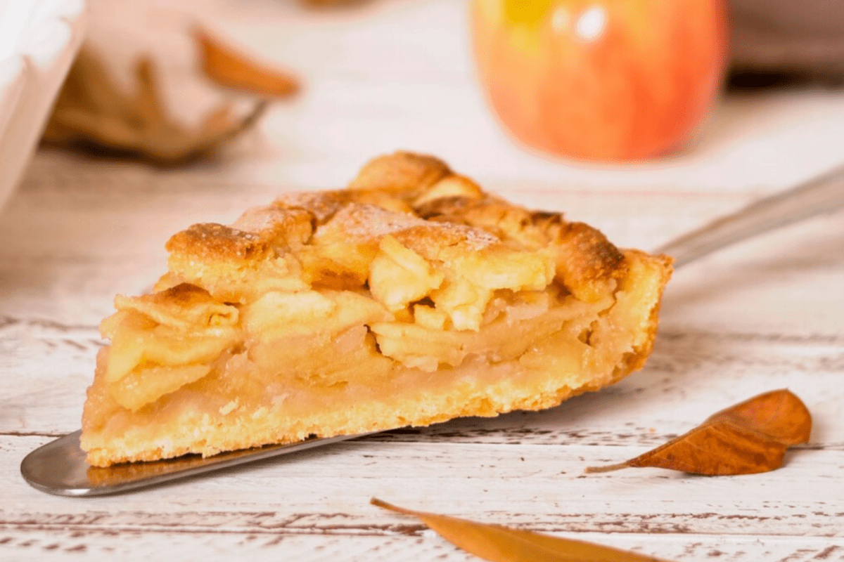 Кулінари поділились рецептом найсмачнішої та найпростішої шарлотки з яблуками