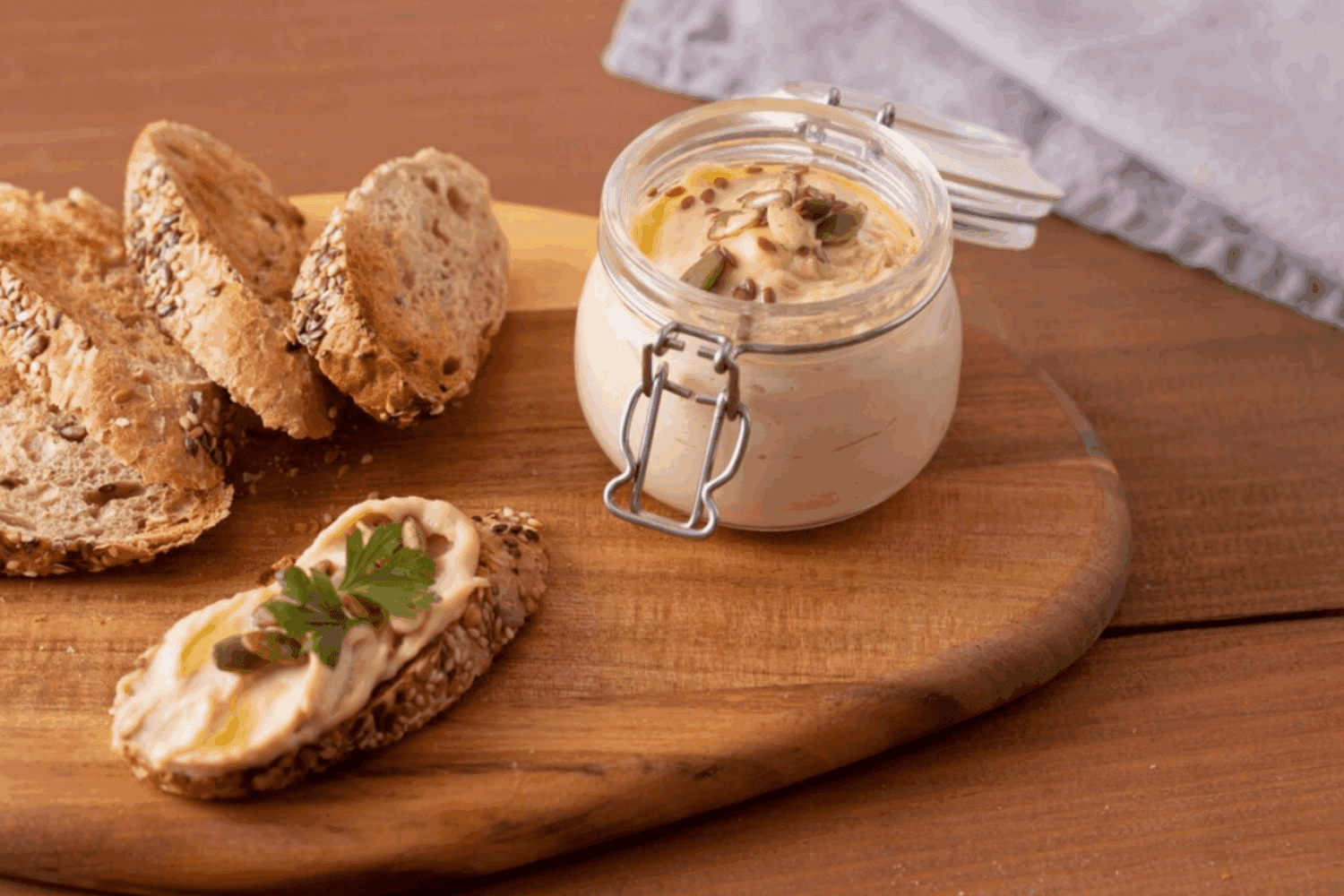 Кулінари поділились рецептом універсальної намазки на багети