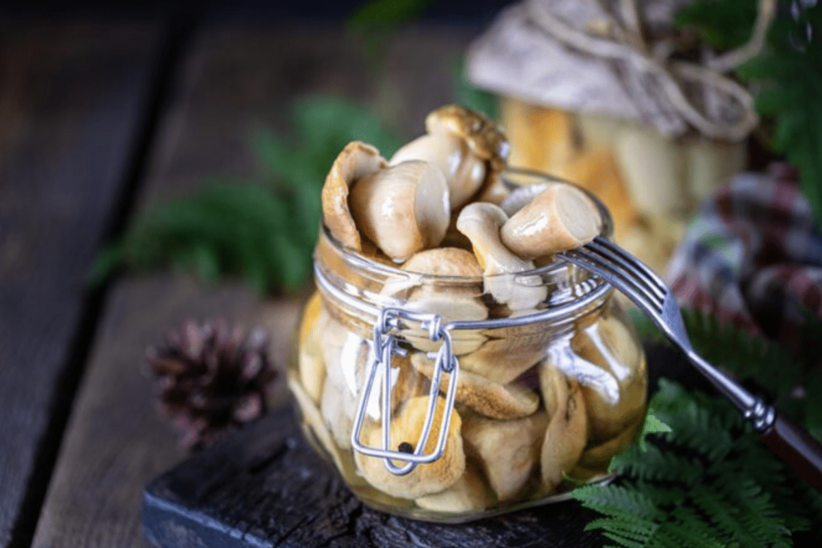 Кулінари розсекретили, як можна оригінально подати мариновані гриби на стіл