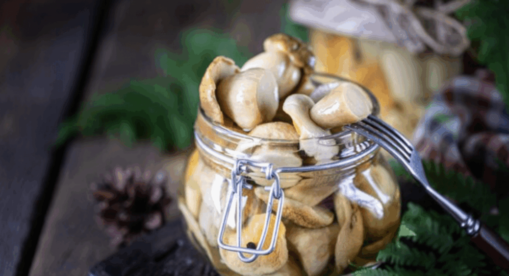 Ці мариновані гриби першими розлітаються зі столу: 1 спосіб, як подати закуску красиво 