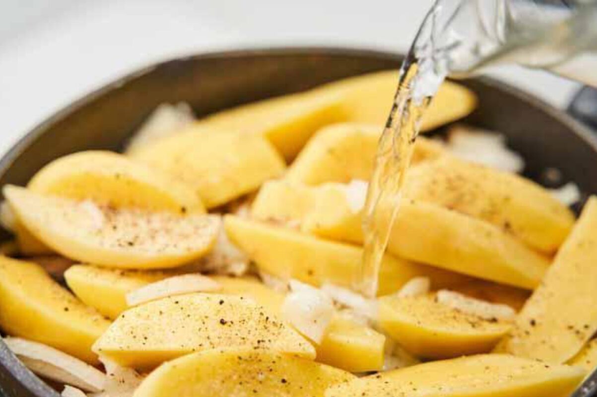 Кулінари розсекретили рецепт пісної страви з коропа, картоплі та цибулі Кулінари розсекретили рецепт пісної страви з коропа, картоплі та цибулі