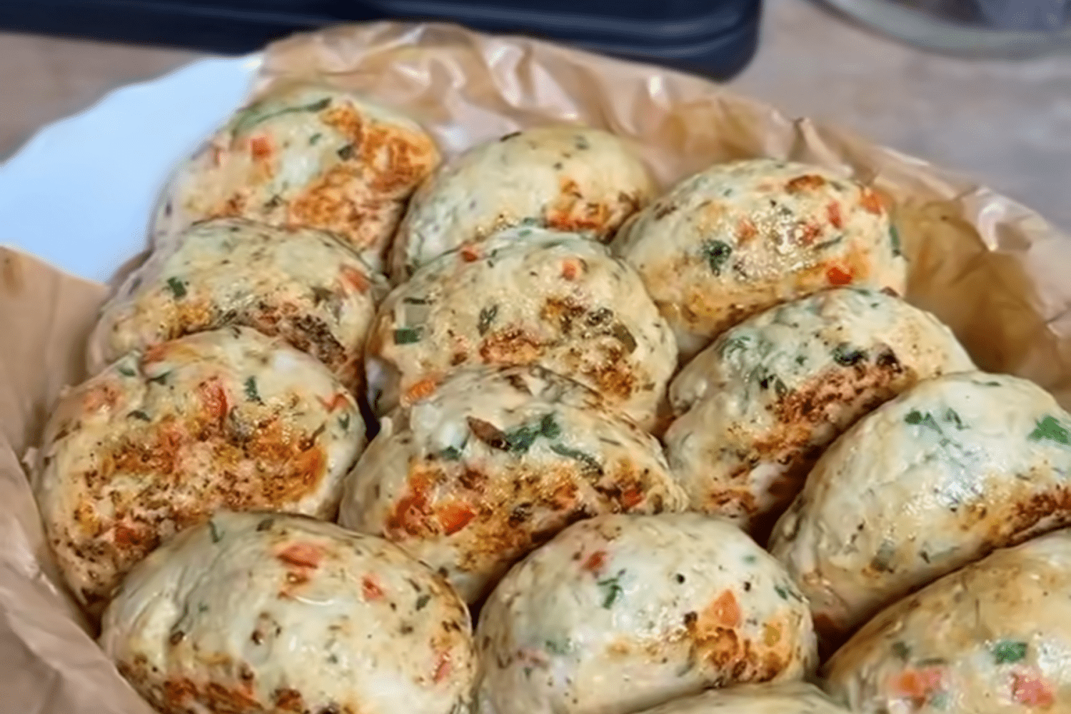 Кулінари поділились рецептом соковитих курячих котлет із зеленню та часником. Фото з Instagram @korolivska1