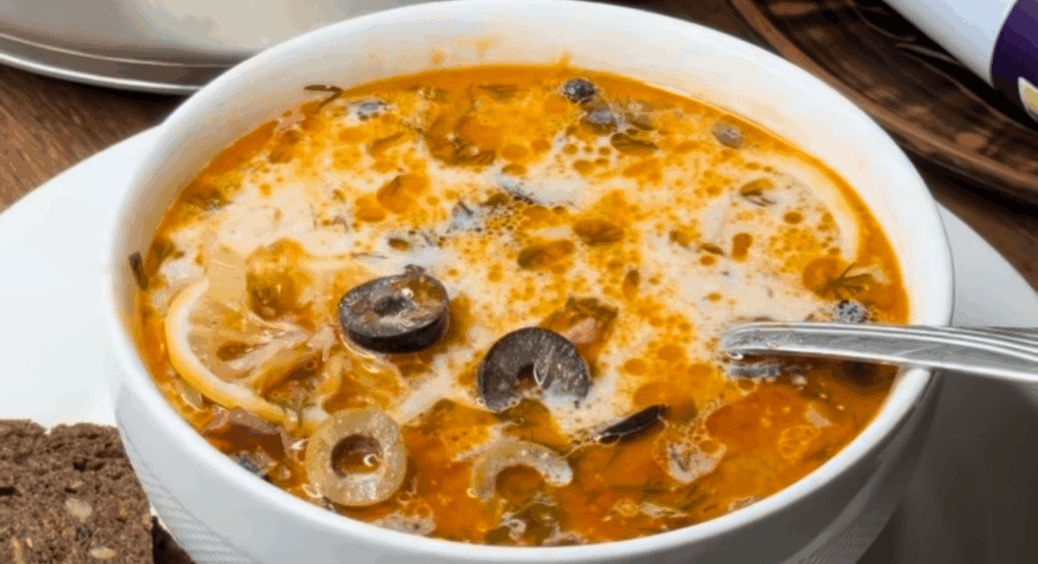 Все м’ясо, яке знайшла, кидаю туди: ця солянка така ситна, що їсти ще довго не хочеться. Рецепт 