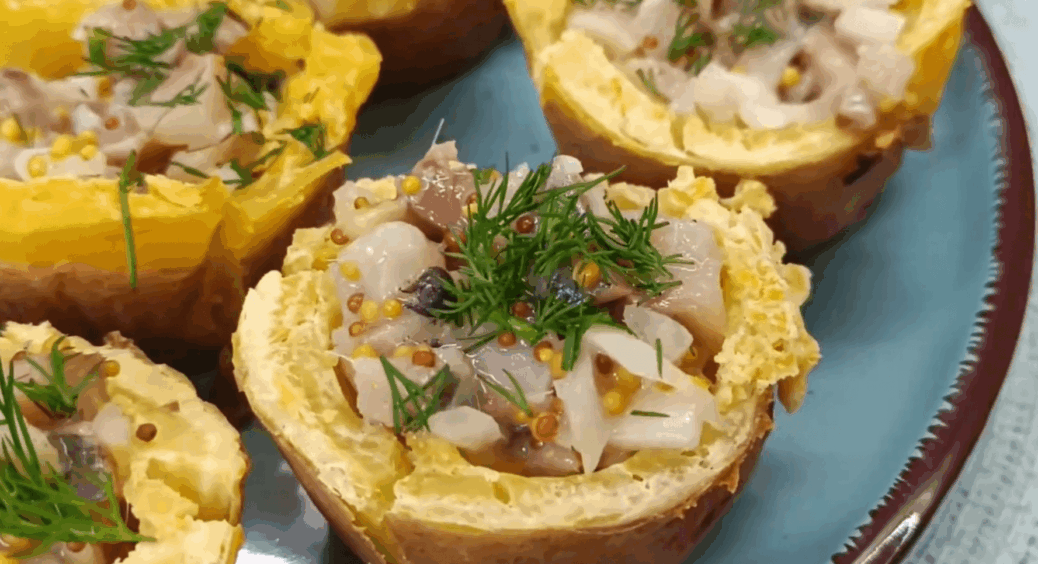 Бюджетно й смачно! Ця картопля з оселедцем справжній хіт – 1 спосіб, як цікаво подати страву 