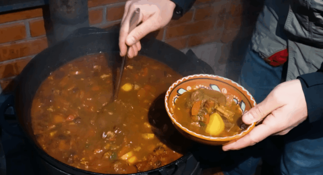 Старовинний закарпатський рецепт бограча: готуємо вдома так само смачно, як на відкритому вогні 