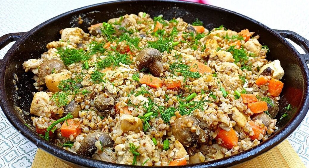 Це не плов, це набагато смачніше: як приготувати розсипчасту гречку з м’ясом на сковорідці 