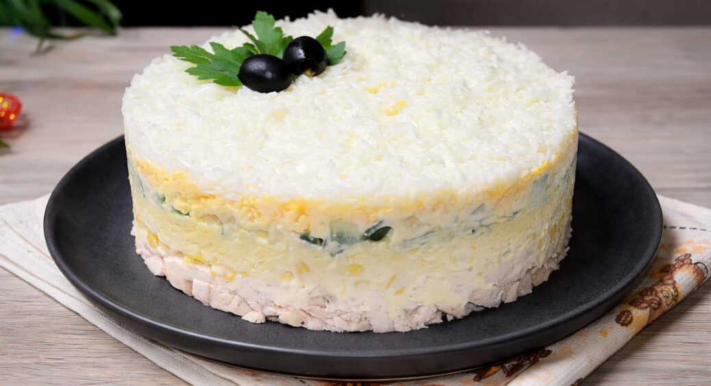 Салат “Наречена” з 4-х інгредієнтів: чомусь чоловіки з’їдають його першим на кожному застіллі 