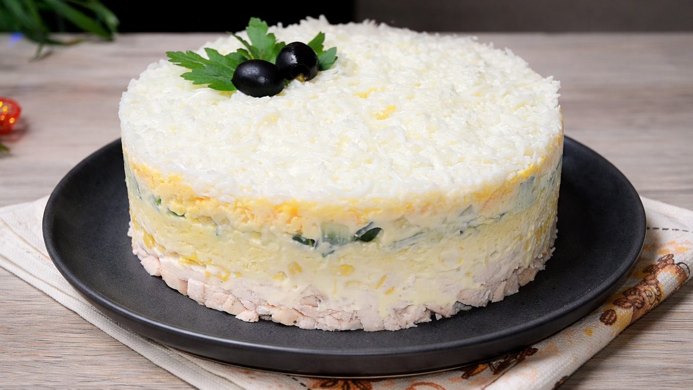 Господині пояснили, як приготувати святковий салат всього з 4 продуктів