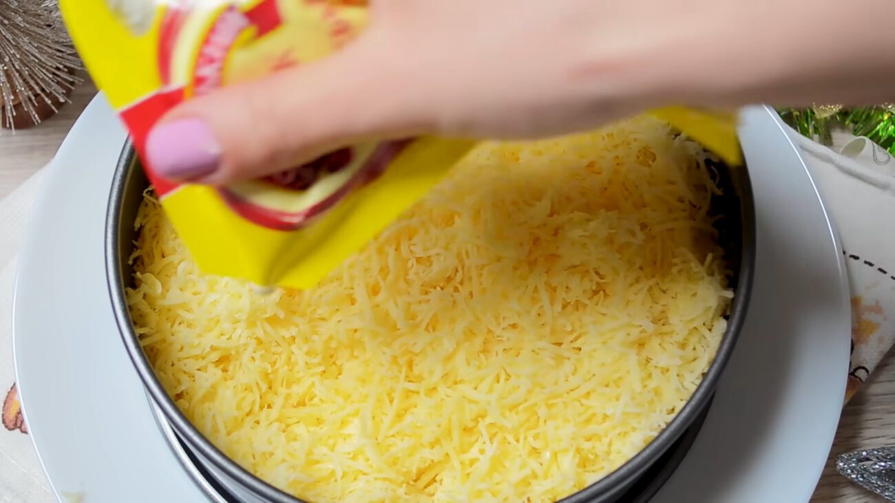 Господині пояснили, як приготувати святковий салат всього з 4 продуктів