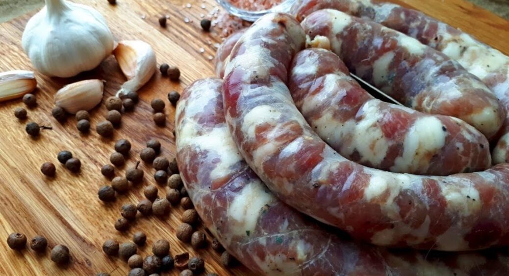 Домашня ковбаса не буде тріскатись лише при дотриманні таких пропорцій сала та м’яса 